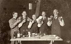640px-Fem_män_höjer_sina_snapsglas_ute_i_en_trädgård_stående_vid_ett_trädgårdsbord_med_kaffeko...jpg 640px-Fem_män_höjer_sina_snapsglas_ute_i_en_trädgård_stående_vid_ett_trädgårdsbord_med_kaffeko...jpg