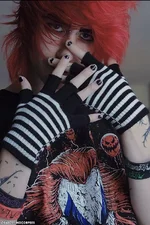 striped-gloves_40b62bb0-9d4e-4b2f-9c3d-19d6f42342ef.webp